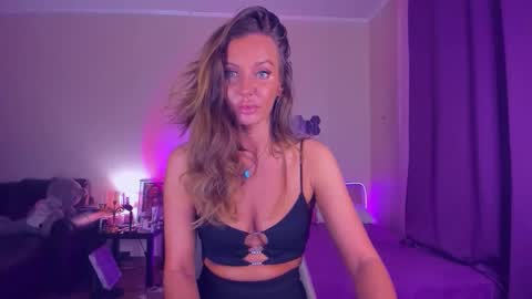 Snapshot of emmaabramson chatting on 10.05.25 Emma online show from 10.05.25