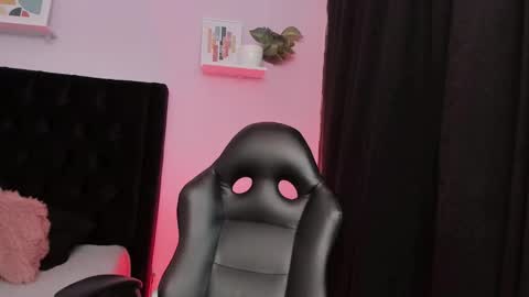 Snapshot of emmabridgerton chatting on 10.08.25 Emma online show from 10.08.25