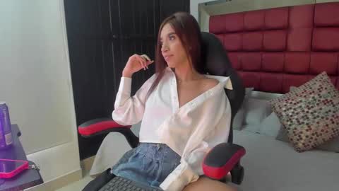 Snapshot of emmacarther chatting on 10.21.25 Emma online show from 10.21.25