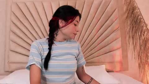 Snapshot of emmaduff_ chatting on 10.23.25 online show from 10.23.25