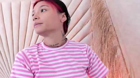 Snapshot of emmaduff_ chatting on 10.29.25 online show from 10.29.25