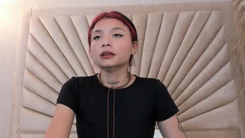 Snapshot of emmaduff_ chatting on 11.01.25 online show from 11.01.25