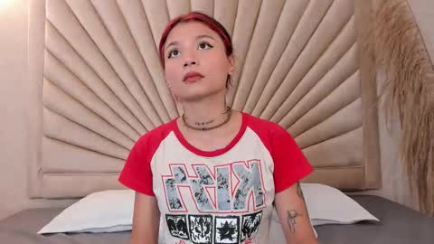 Snapshot of emmaduff_ chatting on 11.04.25 online show from 11.04.25