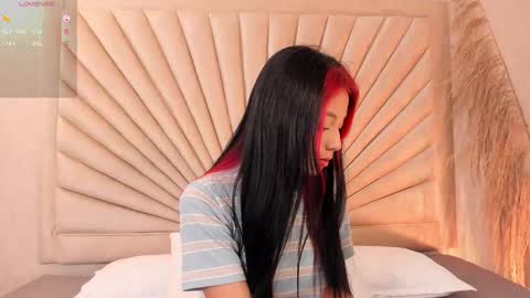 Snapshot of emmaduff_ chatting on 11.06.25 online show from 11.06.25