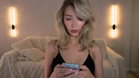 Snapshot of emmakeam_ chatting on 05.05.26 Emma online show from 05.05.26