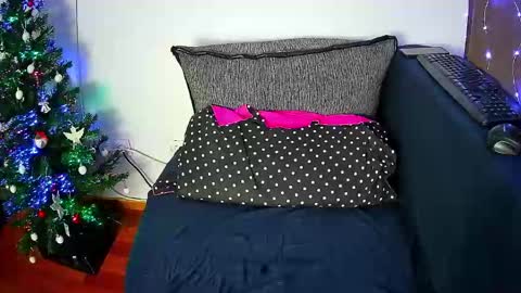 Snapshot of emmakros chatting on 12.20.24 emmakros online show from 12.20.24