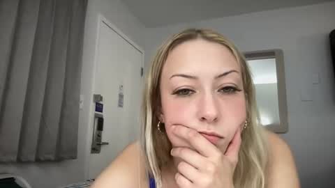 Snapshot of emmaraee chatting on 06.14.26 emmaraee online show from 06.14.26
