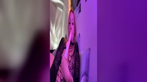 Snapshot of emmaraee chatting on 06.21.26 emmaraee online show from 06.21.26