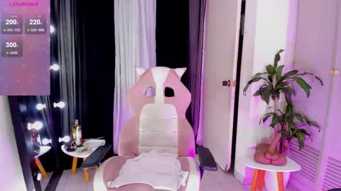 Emma Russell online show from 11.20.25