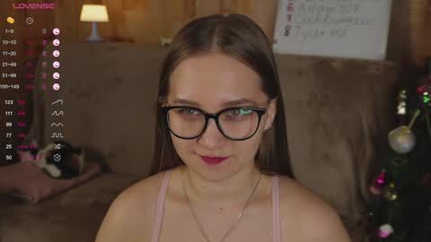 Snapshot of emmatiny chatting on 01.11.25 Mia online show from 01.11.25