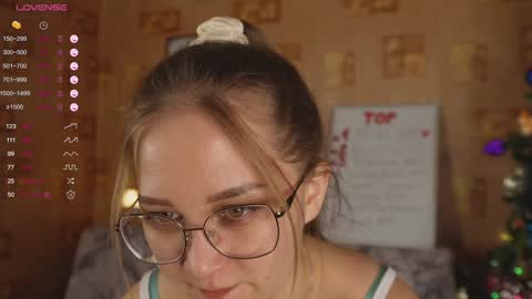 Snapshot of emmatiny chatting on 01.14.25 Mia online show from 01.14.25