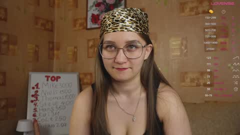 Snapshot of emmatiny chatting on 02.07.25 Mia online show from 02.07.25