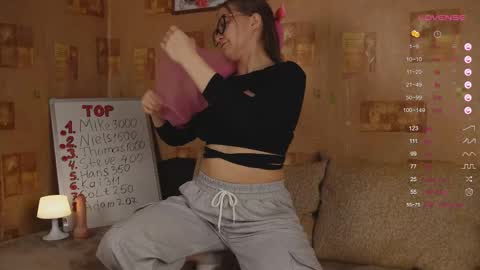 Snapshot of emmatiny chatting on 02.21.25 Mia online show from 02.21.25