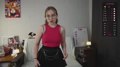 Snapshot of emmatiny chatting on 09.11.25 Mia online show from 09.11.25