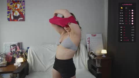 Snapshot of emmatiny chatting on 09.12.25 Mia online show from 09.12.25