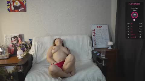 Snapshot of emmatiny chatting on 09.18.25 Mia online show from 09.18.25