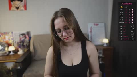 Snapshot of emmatiny chatting on 11.04.25 Mia online show from 11.04.25