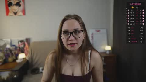 Snapshot of emmatiny chatting on 11.11.25 Mia online show from 11.11.25