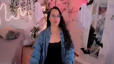 Emma Torres online show from 10.22.25