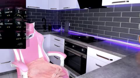 Snapshot of emmavictori chatting on 11.11.25 Shaiya online show from 11.11.25