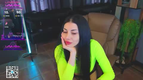 Snapshot of emmi_swon chatting on 09.10.25 Mia online show from 09.10.25