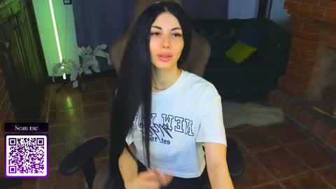 Snapshot of emmi_swon chatting on 09.29.25 Mia online show from 09.29.25