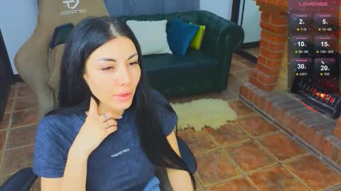 Snapshot of emmi_swon chatting on 10.17.25 Mia online show from 10.17.25