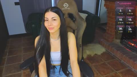 Snapshot of emmi_swon chatting on 10.19.25 Mia online show from 10.19.25