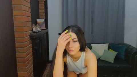 Snapshot of emmi_swon chatting on 11.08.25 Mia online show from 11.08.25