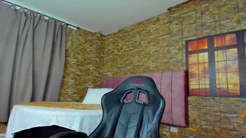 Snapshot of emmily_xue chatting on 12.06.24 Maria Camila online show from 12.06.24