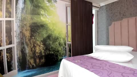 Snapshot of emmily_xue chatting on 12.10.24 Maria Camila online show from 12.10.24