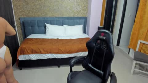 Snapshot of emmily_xue chatting on 12.16.24 Maria Camila online show from 12.16.24