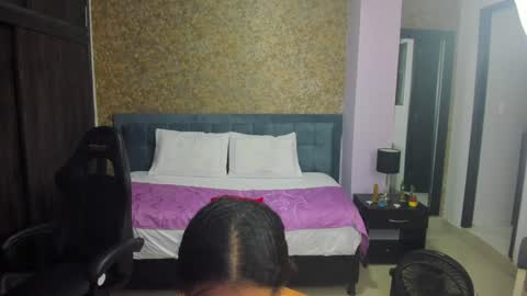 Snapshot of emmily_xue chatting on 01.26.25 Maria Camila online show from 01.26.25