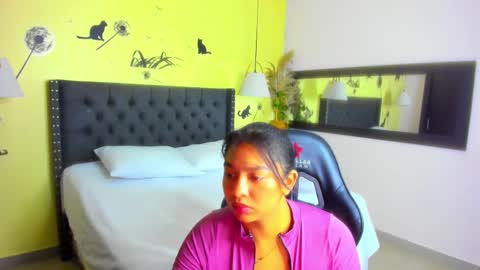 Snapshot of emmily_xue chatting on 02.19.25 Maria Camila online show from 02.19.25