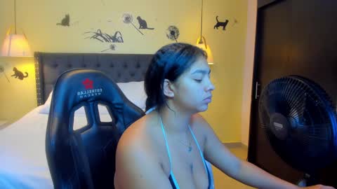 Snapshot of emmily_xue chatting on 03.06.25 Maria Camila online show from 03.06.25