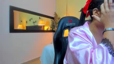 Snapshot of emmily_xue chatting on 03.07.25 Maria Camila online show from 03.07.25