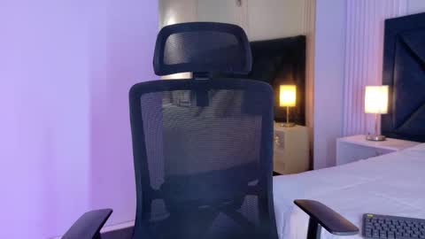 Snapshot of emy_leon chatting on 10.11.25 Emy online show from 10.11.25