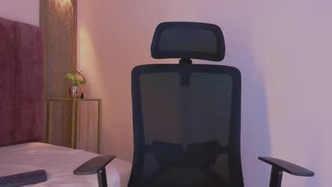 Snapshot of emy_leon chatting on 11.10.25 Emy online show from 11.10.25