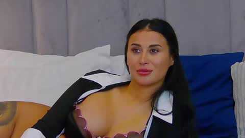 Snapshot of emylaveau chatting on 12.11.24 Emy online show from 12.11.24