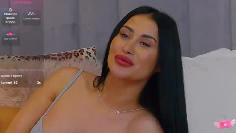 Snapshot of emylaveau chatting on 02.12.25 Emy online show from 02.12.25