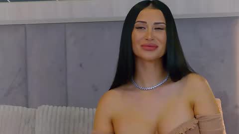 Snapshot of emylaveau chatting on 11.04.25 Emy online show from 11.04.25