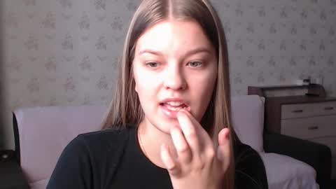 Snapshot of emysway chatting on 11.10.25 EmySway online show from 11.10.25