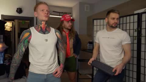 Snapshot of enjohnny chatting on 11.03.25 Johnny online show from 11.03.25