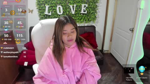 Snapshot of enma_clark chatting on 12.21.24 Enma clark online show from 12.21.24