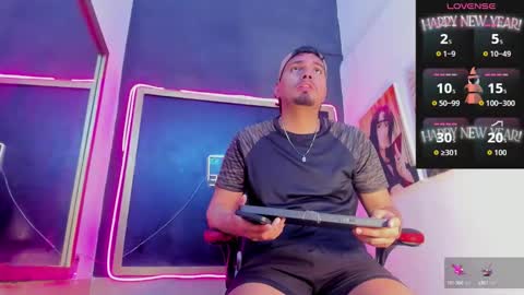 Snapshot of enrique_villa23 chatting on 10.11.25 enrique online show from 10.11.25