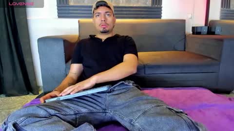 Snapshot of enrique_villa23 chatting on 10.12.25 enrique online show from 10.12.25