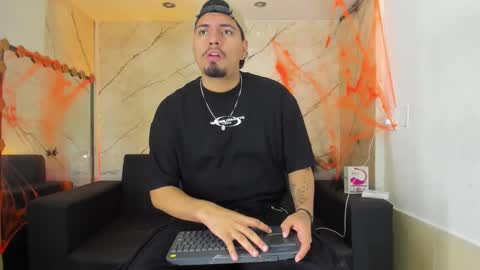 Snapshot of enrique_villa23 chatting on 10.22.25 enrique online show from 10.22.25