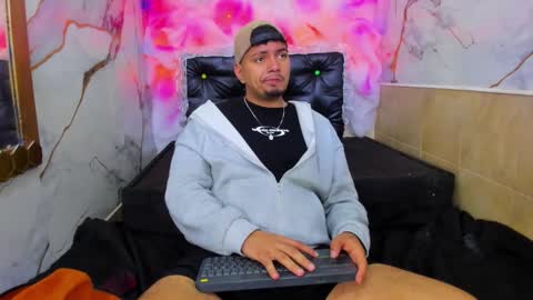 Snapshot of enrique_villa23 chatting on 10.26.25 enrique online show from 10.26.25