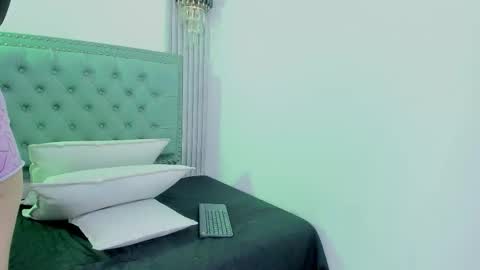 Snapshot of erack_and_emmy chatting on 10.18.25 erack_and_emmy online show from 10.18.25