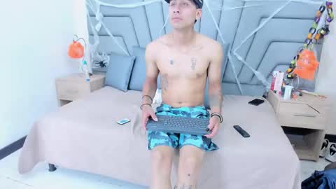 Snapshot of erack_and_emmy chatting on 11.02.25 erack_and_emmy online show from 11.02.25